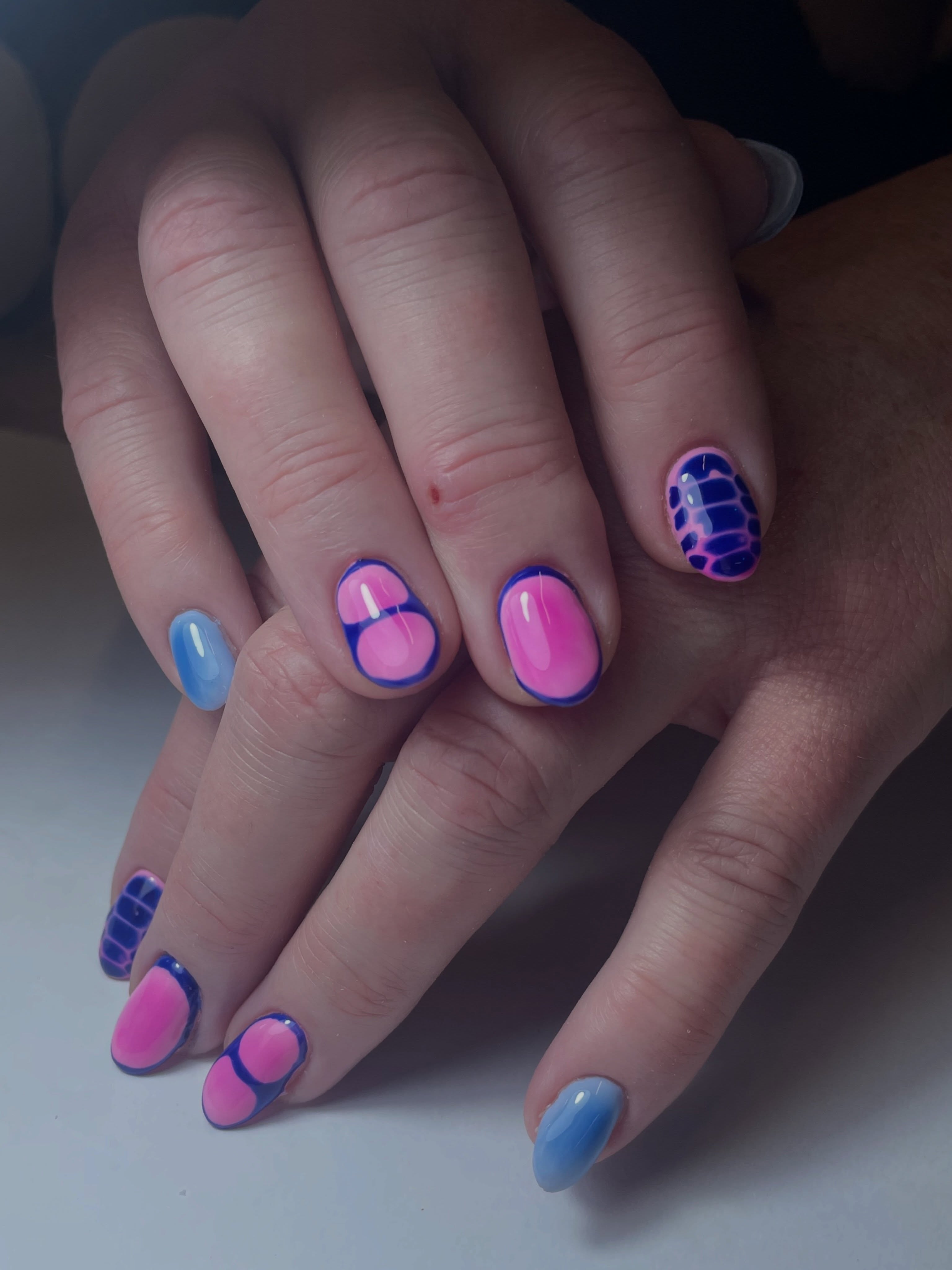Pink and cobalt blue gel set with bold outline work